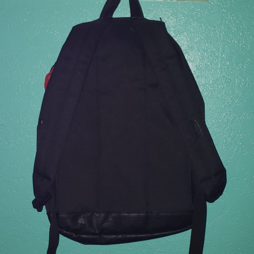 A black backpack - Picture 2 of 4